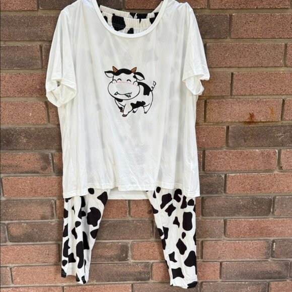 Cow Print Women's Pajamas Set Size 1XL NWOT - Picture 1 of 6